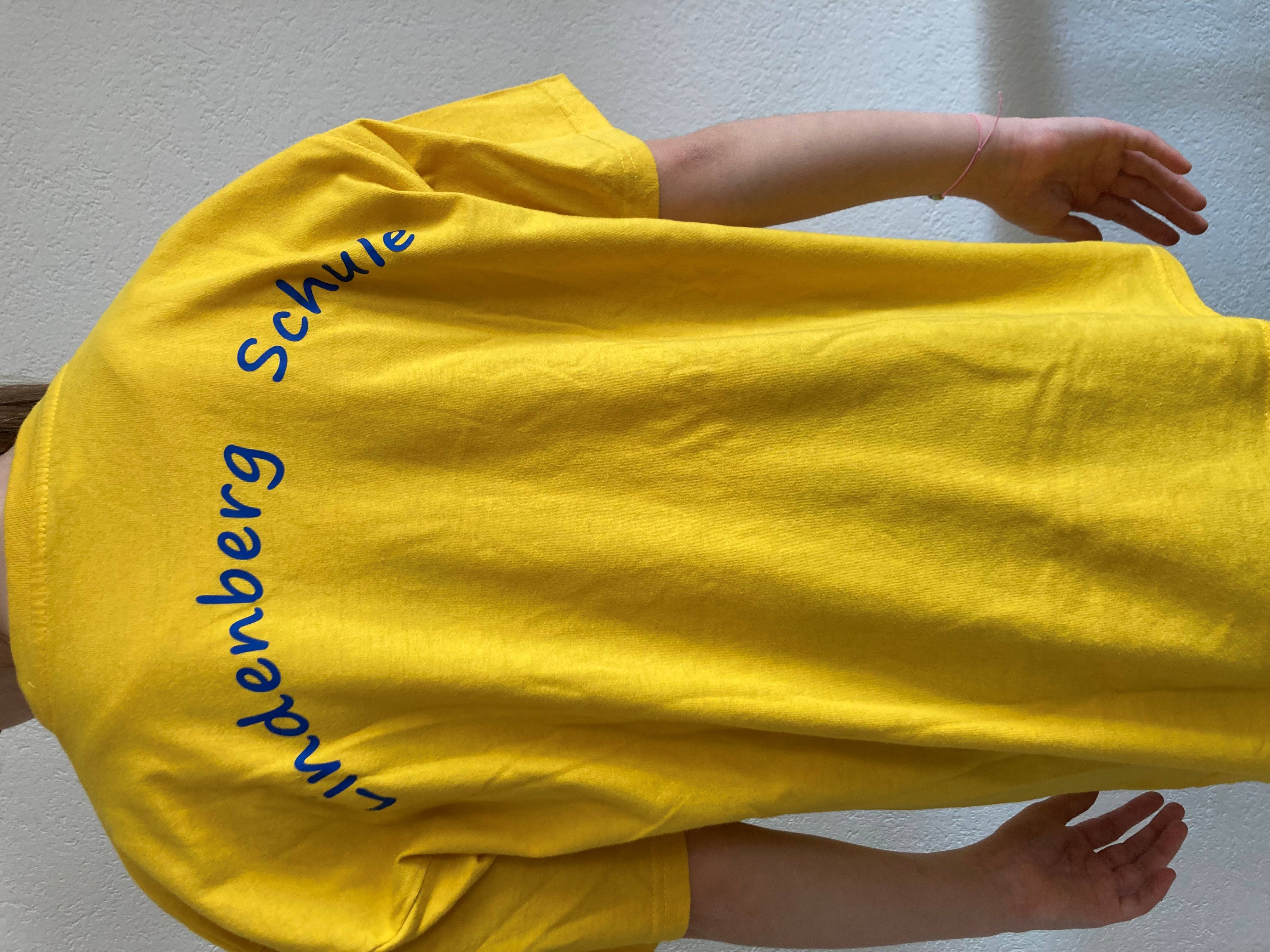 Schul T Shirt Kind von hinten kleiner